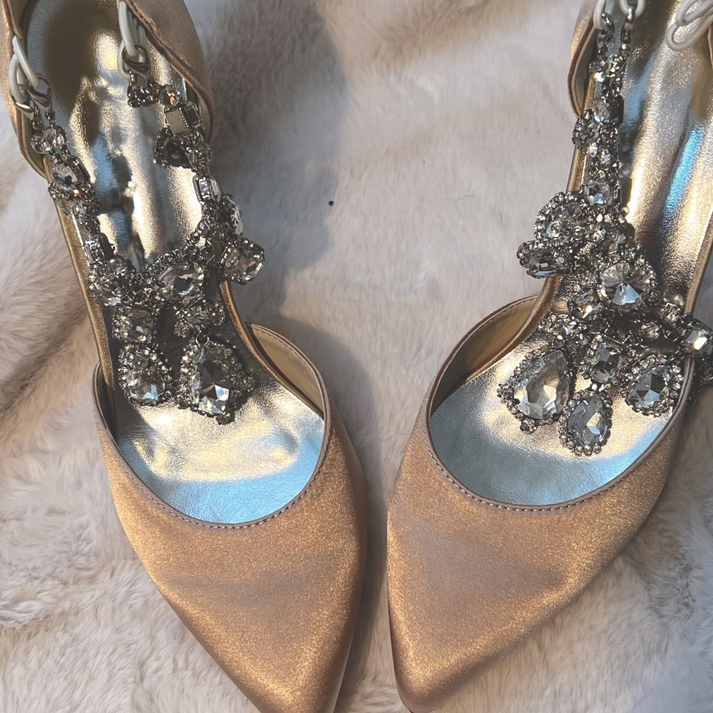SALABOBO RHINESTONE WEDDING SATIN PUMP SIZE 8